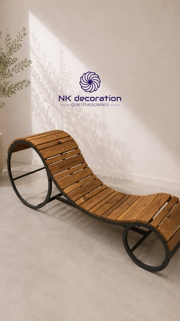 تخت کنار استخر چوب و فلز